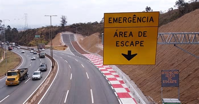 Carro de passeio usa a área de escape do Anel Rodoviário
