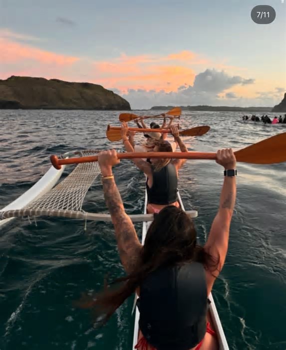 Lauana Prado elege biquíni vermelho para passeio de canoa em Fernando de Noronha