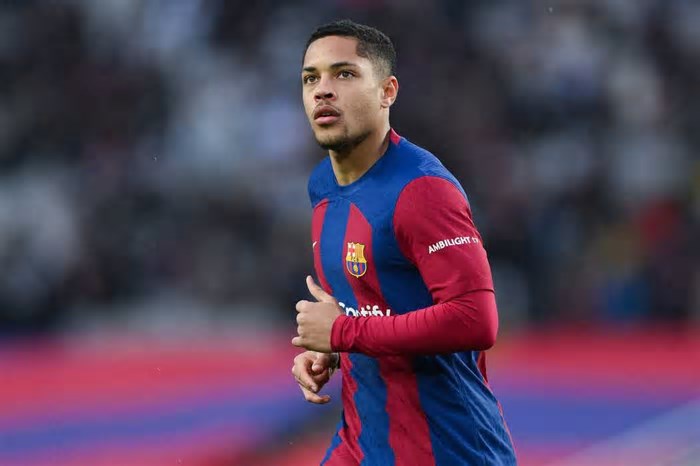 Barcelona corre com venda de Vitor Roque ao Palmeiras por fair play e para inscrever zagueiro