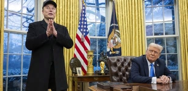 Trump reduz presidente dos EUA a bajulador de bilionário em entrevista