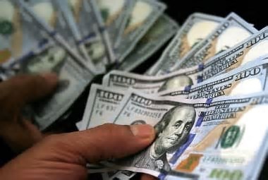 Dólar volta a subir e fecha o dia cotado a R$ 5,72