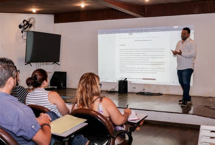 Servidores de Itatiaia passam por treinamento sobre nova Lei de Licitações