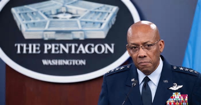 Trump anuncia substituição de chefe do Exército dos EUA