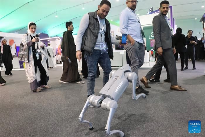 Destaque: Cão robô chinês rouba cena em exposição de mídia saudita