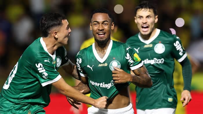 Herói da classificação do Palmeiras teve sondagens do exterior, ficou a pedido de Abel e renovou com multa milionária