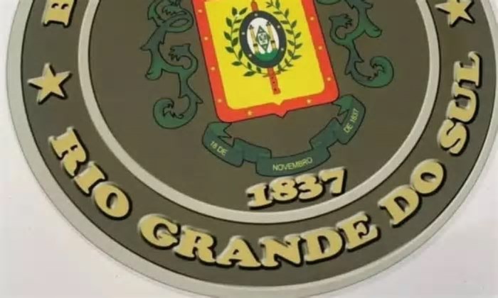 Brigada Militar prende dupla com veículo adulterado e apreende simulacro de arma de fogo, em Nova Petrópolis