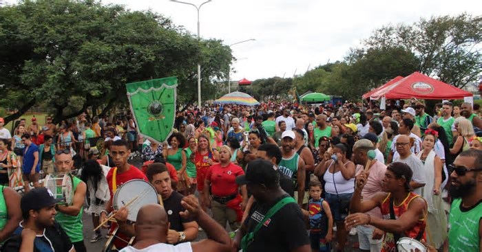 Foliões criticam ausência de blocos de rua no feriadão de Carnaval em Porto Alegre