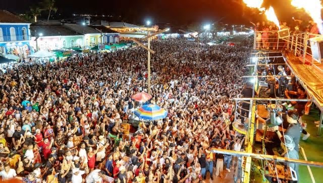 Natanzinho abre Carnaval de Porto Seguro e arrastra multidão pra Passarela