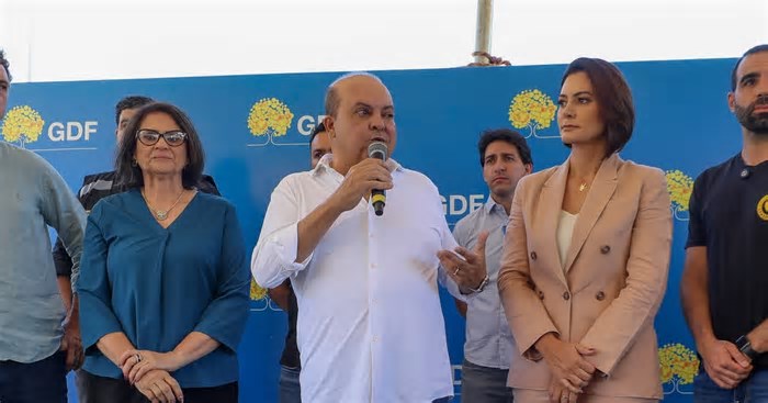 Cotada ao Senado, Michelle Bolsonaro inaugura escola com governador do DF