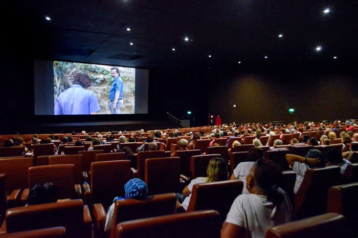 Projeto Viver 60+ leva 600 idosos para sessão especial no Cine Brasília