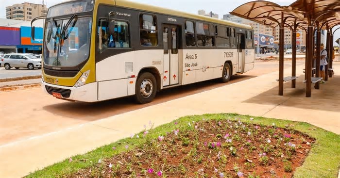 Ônibus e metrô no DF podem ser totalmente gratuitos no futuro, diz Ibaneis