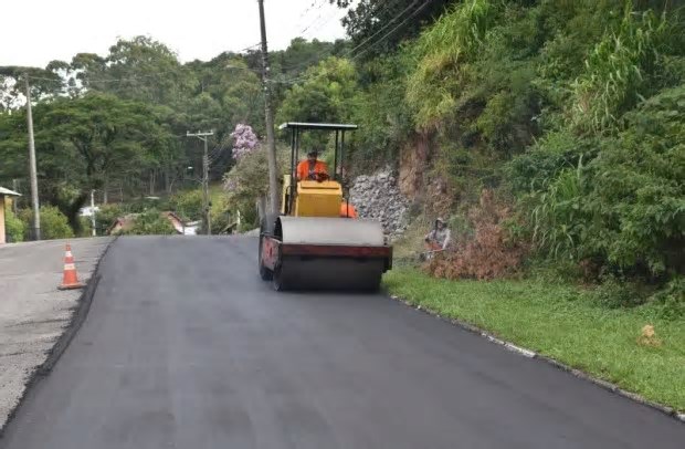 Trechos da Rua Felippe Michaelsen recebem obras de reestruturação do asfalto