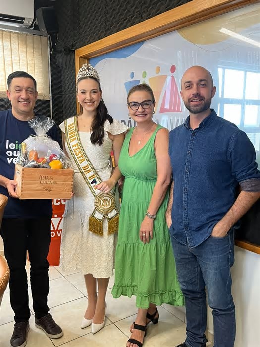 Comitiva da Festa das Colheitas visita a Rádio Viva, em Caxias do Sul, para divulgar evento