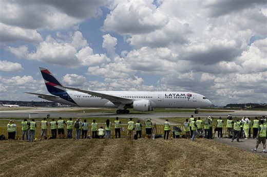 Apaixonados por aviação comemoram 40 anos do aeroporto de Guarulhos, em SP; veja imagens