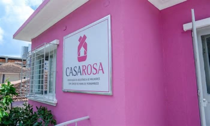 Bazar Solidário de Carnaval da CasaRosa apoia mulheres com câncer