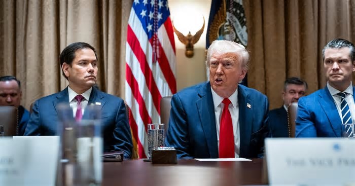 Trump é um fantoche de Putin ou um chefão da máfia pronto a fazer uma oferta irrecusável à Ucrânia?