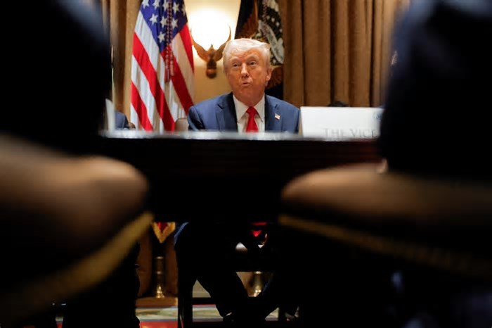 Trump cita tarifa de 25% sobre União Europeia e diz que detalhes virão em breve