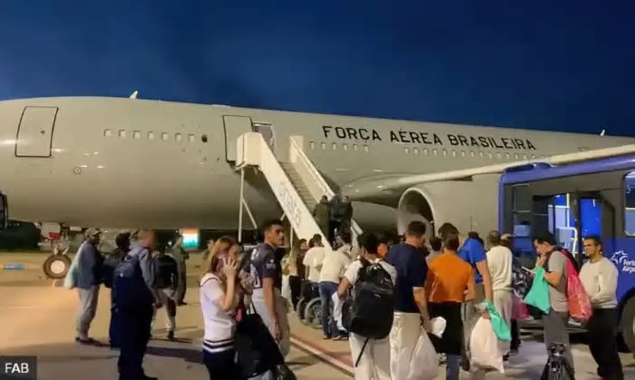 Governo brasileiro busca humanizar processo de deportação de imigrantes