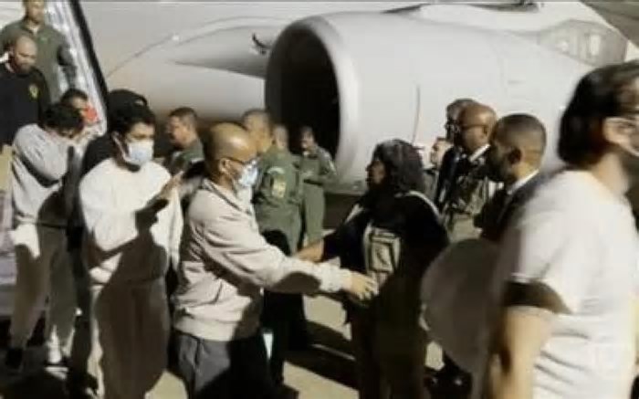 Mais um grupo de brasileiros deportados sob governo Trump desembarca em Minas Gerais