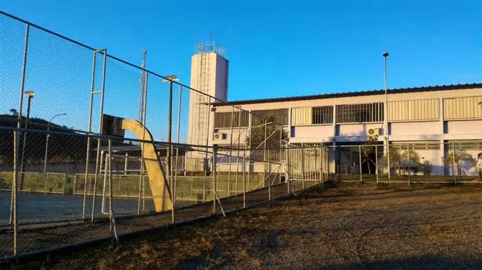 Professor é agredido por alunos após proibir uso de celular em sala de aula no DF