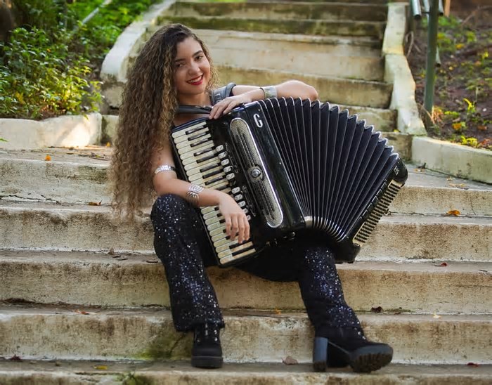 Na TV Aparecida, Frank Aguiar recebe Bella Raiane, ex-The Voice Brasil