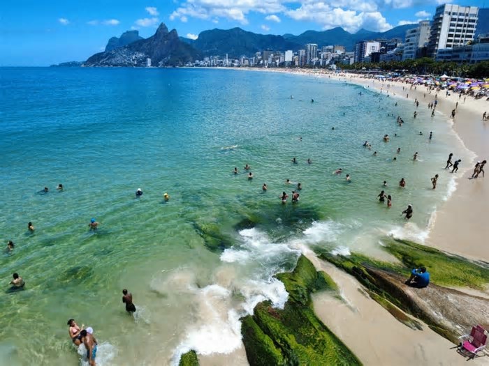 Águas cristalinas e quentinhas: entenda o fenômeno que transformou a cidade em 'Caribe de Janeiro'