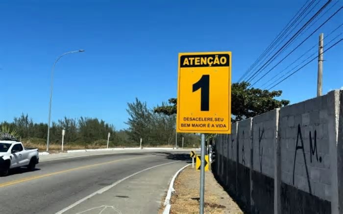 Novas placas reforçam segurança em trecho da RJ-140 em Arraial do Cabo