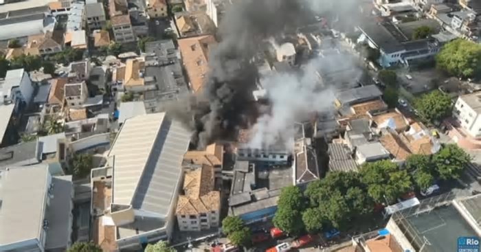Incêndio atinge fábrica de fantasias de carnaval no Rio de Janeiro; veja vídeo