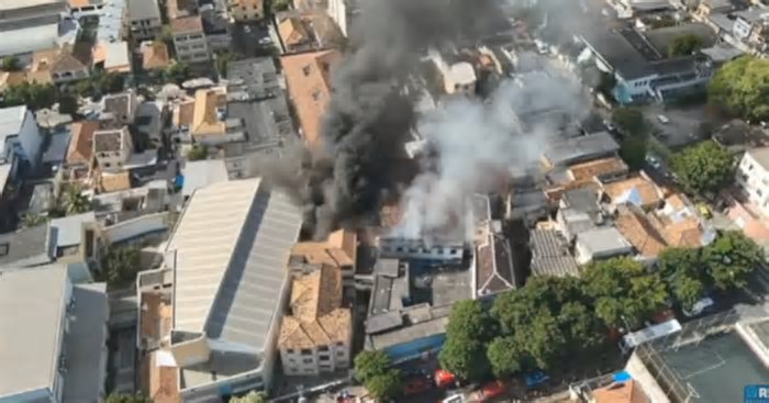 Incêndio atinge fábrica de fantasias no Rio e deixa pessoas presas no último andar