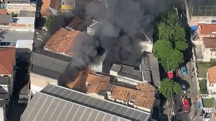 Mais de 30 viaturas e cerca de 90 bombeiros atuam no combate às chamas