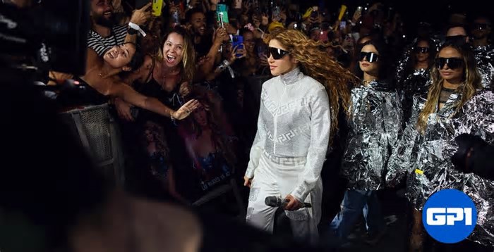 Shakira inicia turnê no Rio de Janeiro e canta “Mama África” de Chico Cesar