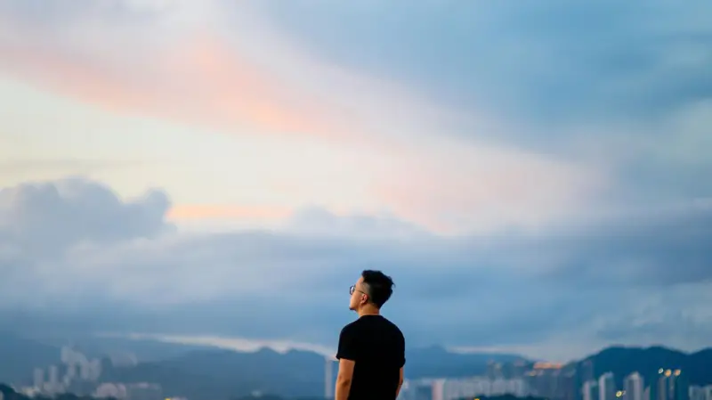 Meditação, ioga, astrologia: jovens vivem retorno ao sagrado, diz sociólogo francês
