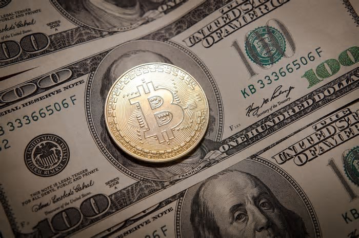Bitcoin tenta estancar derrocada após ‘criptos’ caírem abaixo de US$ 3 tri de valor de mercado