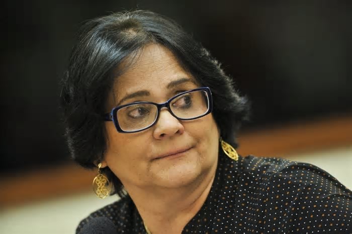 Justiça manda Damares indenizar professora por falsa ameaça contra Michelle Bolsonaro