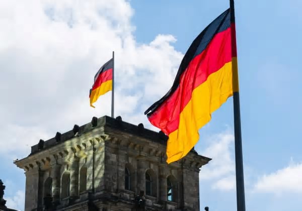 Alemães votam em eleições antecipadas para o Bundestag após crise política