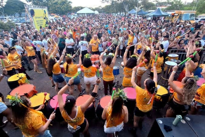 Bloco Maria Vai Casoutras agita o pré-carnaval no Parque da Cidade