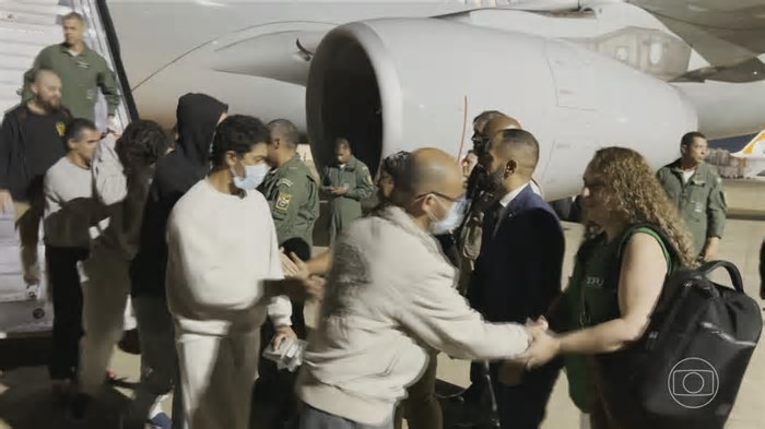Mais um grupo de brasileiros deportados pelos Estados Unidos desembarca em Belo Horizonte