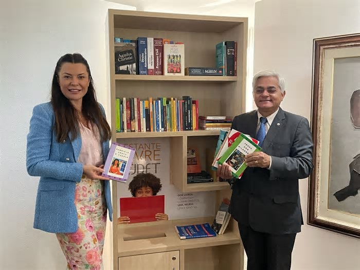Estante Livre leva acesso a livros a postos do Na Hora