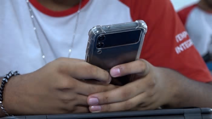 Professor denuncia agressão por alunos após recolher celular durante aula no DF