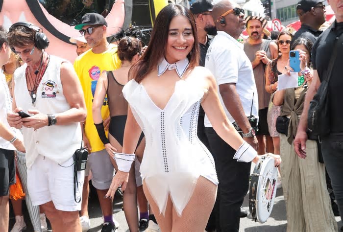 Alessandra Negrini, rainha do Baixo Augusta, arrasa com look em São Paulo