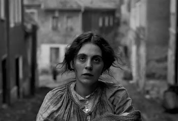 A Garota da Agulha: conheça o filme que concorre com Ainda Estou Aqui no Oscar 2025