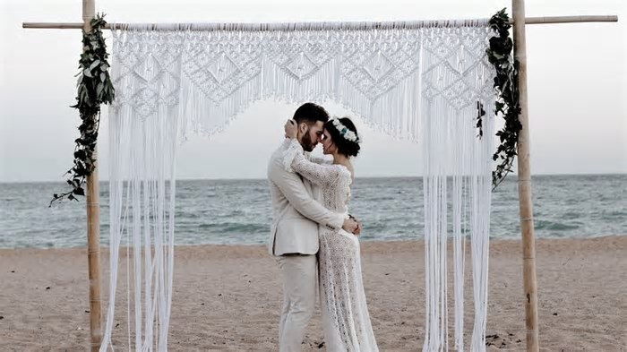 Sabia que é possível casar na praia em São Sebastião? Descubra como e quanto custa