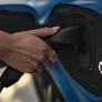 Os carros elétricos vendidos no Brasil devem ficar mais baratos após decisão do presidente norte-americano, Donald Trump, de reduzir os incentivos federais...