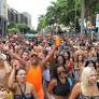 Megabloco Carrossel de Emoções teve público modesto no centro; 482 desfiles estão programados até o fim das festas.