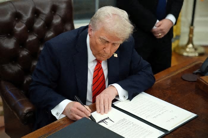 Trump assina decreto que cria taxa de 25% das importações de aço e alumínio nos EUA