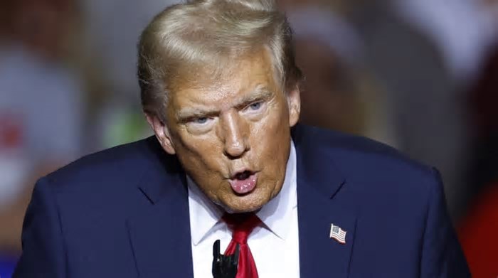 Trump assina tarifa de 25% para importações de aço e alumínio