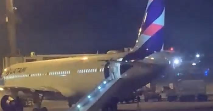Voo da Latam atrasa 4 horas após passageiro acionar escada inflável