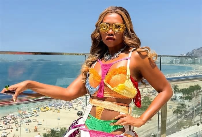Carnaval 2025: Gaby Amarantos inova com 'vestido de calcinha' em bloco do Rio de Janeiro