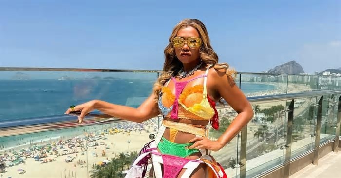 Gaby Amarantos chama atenção com look ‘feito’ de calcinhas em bloco no Rio de Janeiro