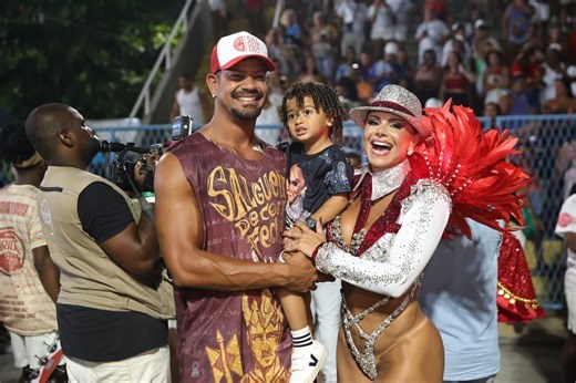 Mãe e rainha de bateria, Viviane Araújo encanta no ensaio técnico do Salgueiro